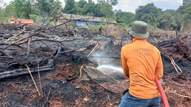 BPBD Kobar Padamkan Kebakaran Lahan di Jalan Ahmad Yani