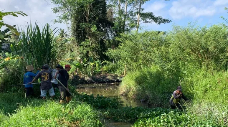 Dinas PUPR Kobar Lanjutkan Pemeliharaan Drainase di Kawitan I