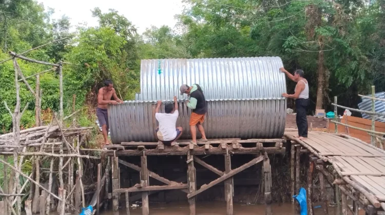 Warga Kelurahan Marang Bangun Kembali Jembatan Akses Darurat