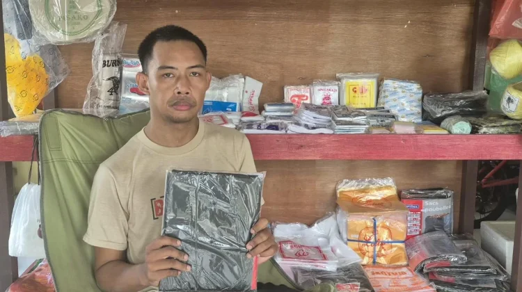 Lawan Keterbatasan Fisik, Azmi Rintis Kemandirian Ekonomi dari Toko Plastik