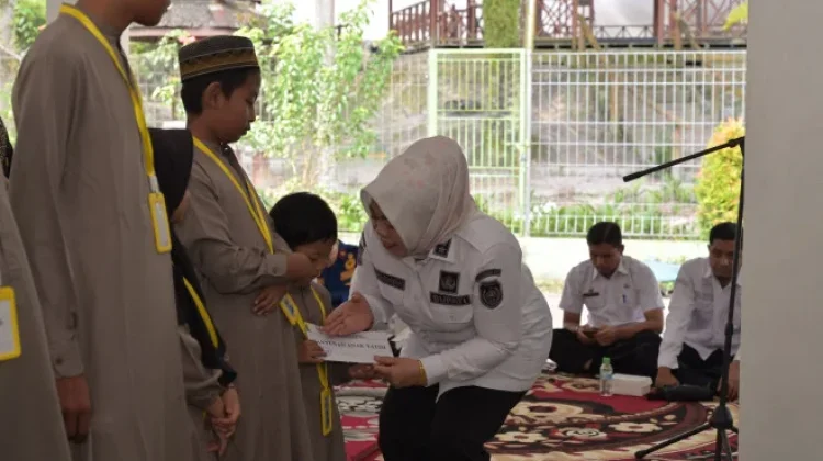 Pemkab Kobar Salurkan Santunan untuk 1.125 Anak Yatim dan Disabilitas