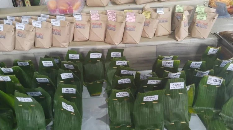 Nasi Bungkus Daun Pisang Tetap Diminati, Ini Alasannya