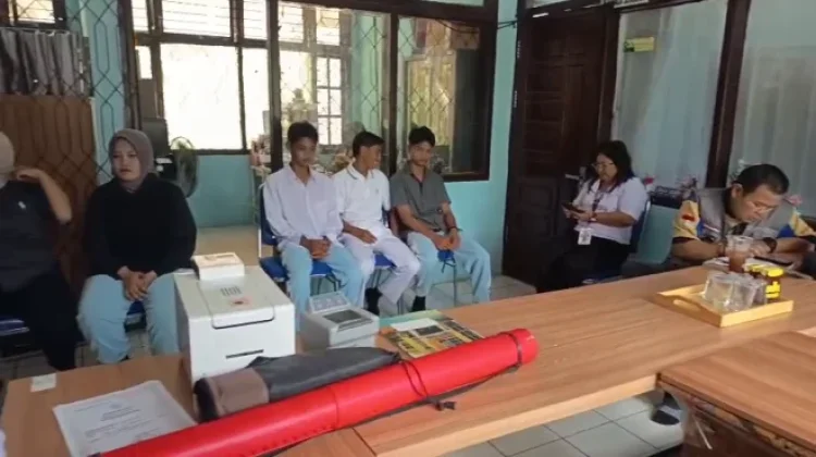 Disdukcapil Kobar Gelar Jemput Bola Perekaman KTP-el dan IKD di SMAN 1 Arut Utara