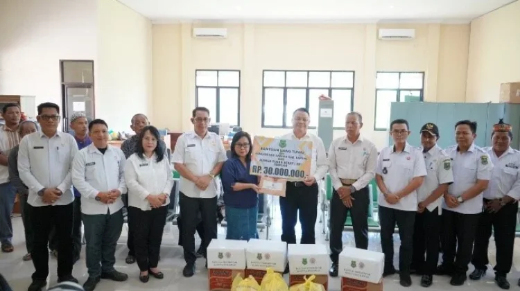 Pemkab Kapuas Serahkan Bantuan bagi Korban Kebakaran dan Angin Puting Beliung