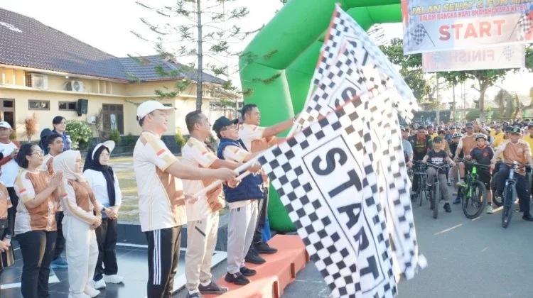 Meriahkan Hari Bhayangkara ke-80, Bupati Kapuas Lepas dan Ikuti Jalan Sehat Bersama
