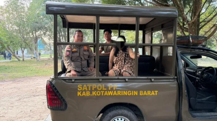 Respon Cepat Laporan Warga, Satpol PP Kobar Evakuasi ODGJ di Area Mushola
