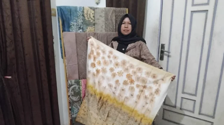 Dari Jarum hingga Air Mata: Perjuangan Norlina Bangun Bisnis Kain Sasirangan