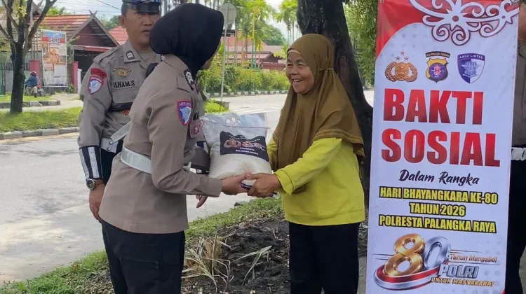 Hari Bhayangkara, Satlantas Polresta Palangka Raya Salurkan Bansos
