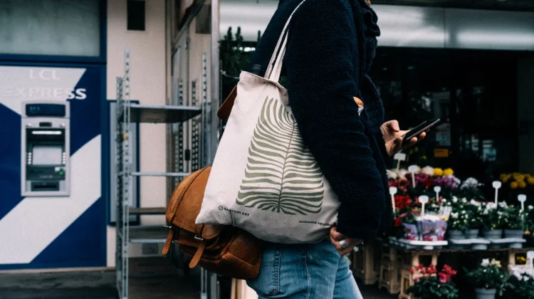 Kenali Perbedaan Tote Bag, Sling Bag, dan Shoulder Bag
