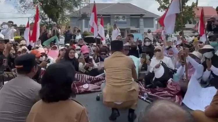 Warga Kalteng Serukan Dukungan Program MBG di Depan Kantor Gubernur