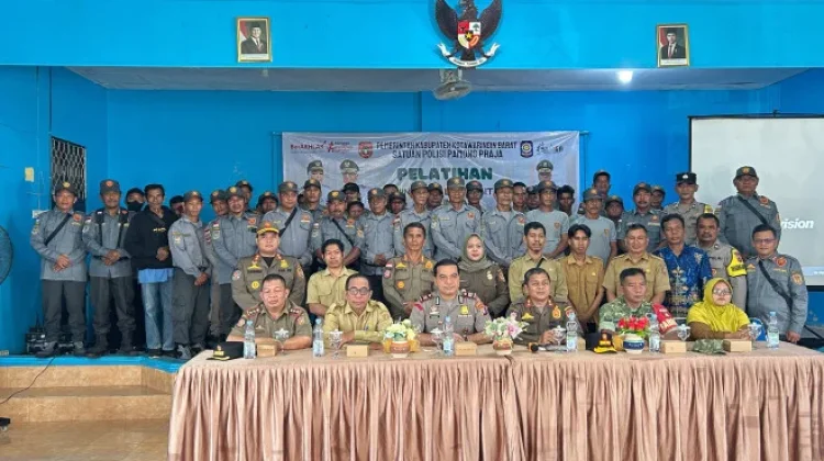 Perkuat Kamtibmas, Satpol PP Kobar Latih Anggota Satlinmas se-Arut Selatan