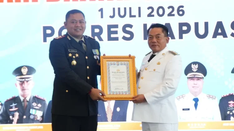 Bupati Kapuas Terima Penghargaan pada Syukuran Hari Bhayangkara ke-80