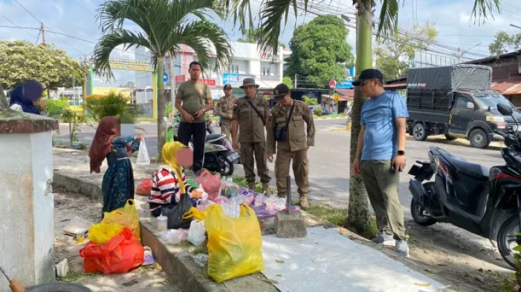 Tertibkan Fasum, Satpol PP Kobar Tata Pedagang Durian di TPU Skip