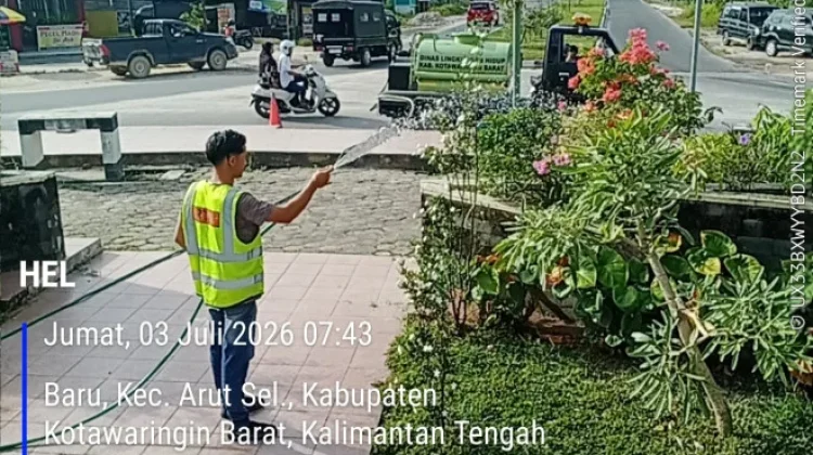 Antisipasi Cuaca Panas, DLH Kobar Intensifkan Penyiraman Tanaman Kota