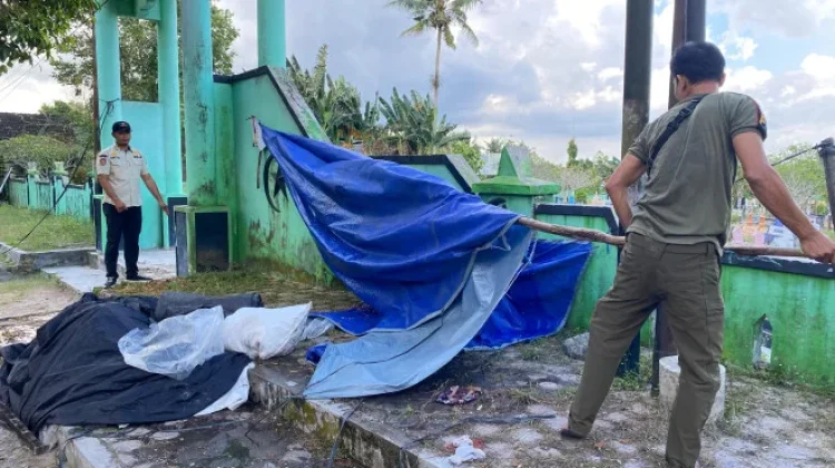 Jaga Estetika Kota, Satpol PP Kobar Tertibkan Lapak Durian dan Tenda Kosong