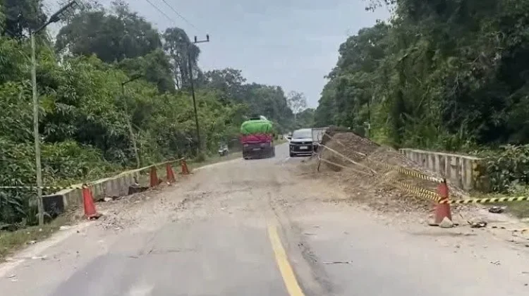 Sempat Ambruk, Jalan Trans Kalimantan Kereng Pangi Bisa Dilintasi