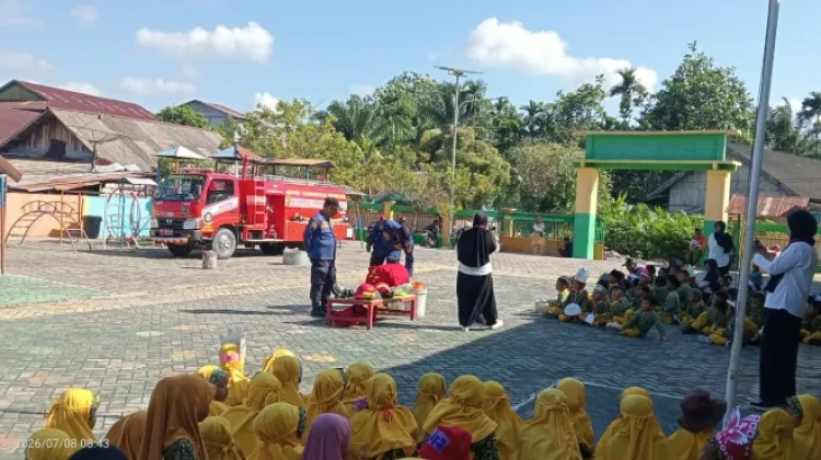Edukasi Usia Dini, Damkar Kobar Sosialisasi Bahaya Kebakaran di TK Islam Darul Ulum