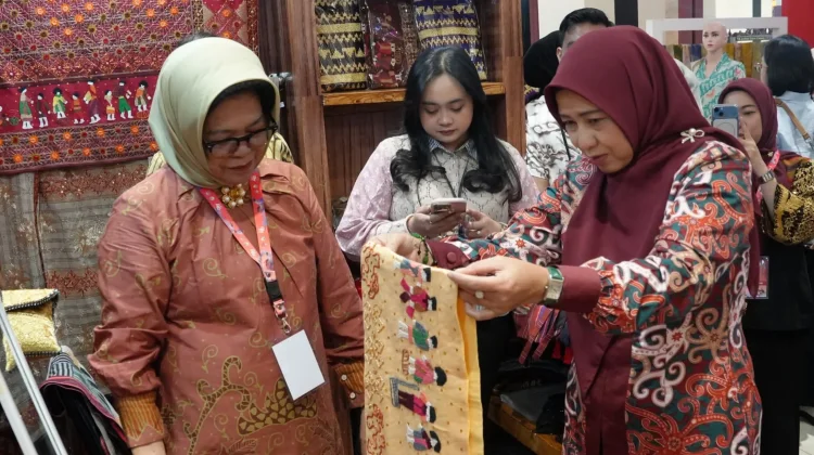 Ketua Dekranasda Barito Utara Hadiri Pameran Kriya Etnik Dekranas Makassar