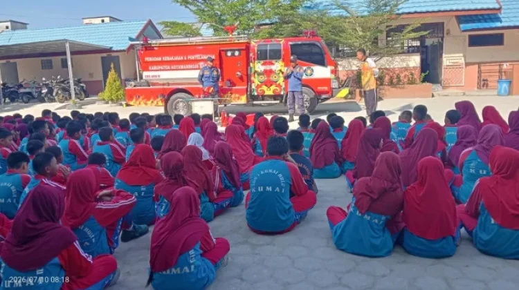 Edukasi sejak Dini, Damkar Kobar Gelar Simulasi Kebakaran di SDN 1 Kumai Hulu