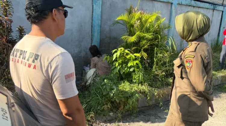 Diduga Mengamuk karena Lapar, Satpol PP Kobar Tangani ODGJ di Kumai