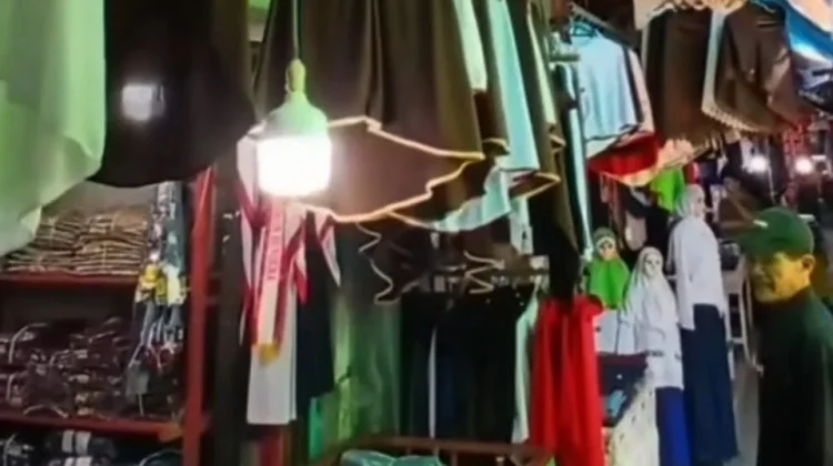 Menjelang Tahun Ajaran Baru, Masyarakat Padati Toko Perlengkapan Sekolah
