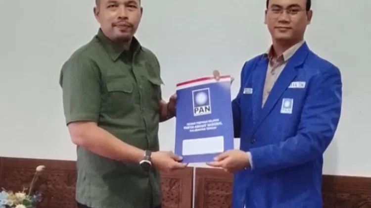 Tomy Irawan Serahkan Kompensasi Caleg PAN Peraih Suara 10 Persen