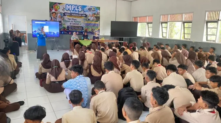 Disnakertrans Kobar Bekali Siswa SMKN 1 Pangkalan Lada Kenalkan Dunia Kerja