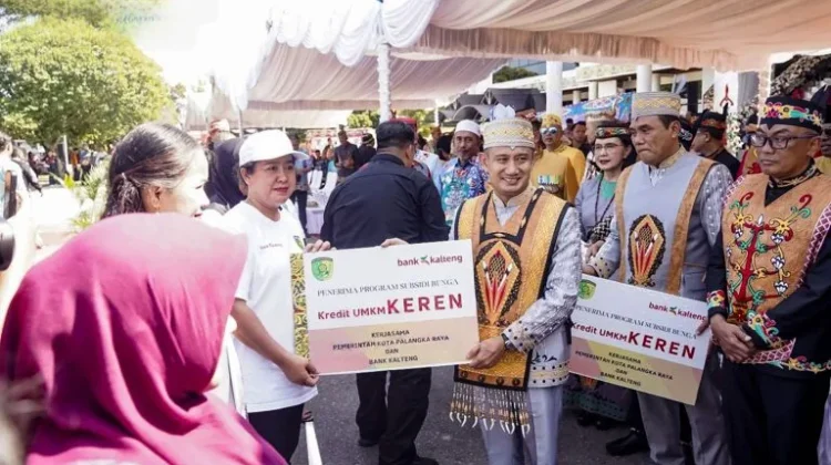 Pemko Palangka Raya Serahkan Bantuan Subsidi Bunga Kredit UMKM KEREN
