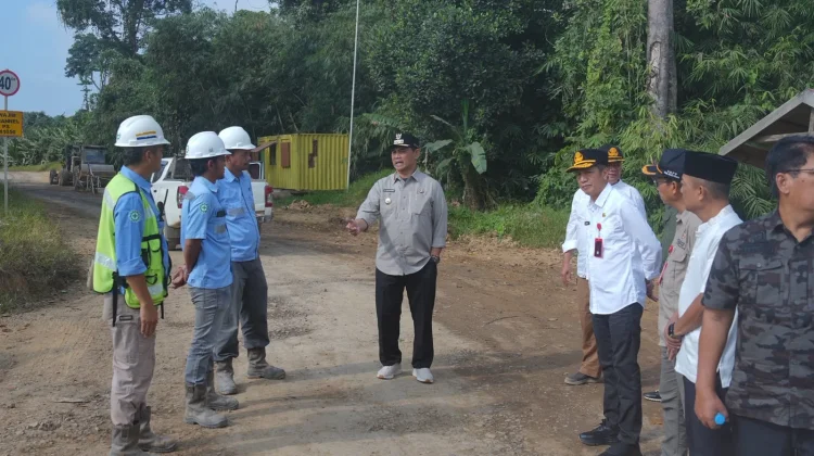Bupati Barito Utara Salurkan Bantuan Pendidikan dan Tegur Perusahaan