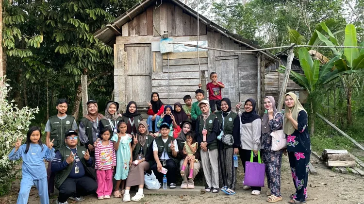 Mahasiswa KKN UIN Palangka Raya Bantu Pendataan Rumah Tidak Layak Huni di Desa Batu
