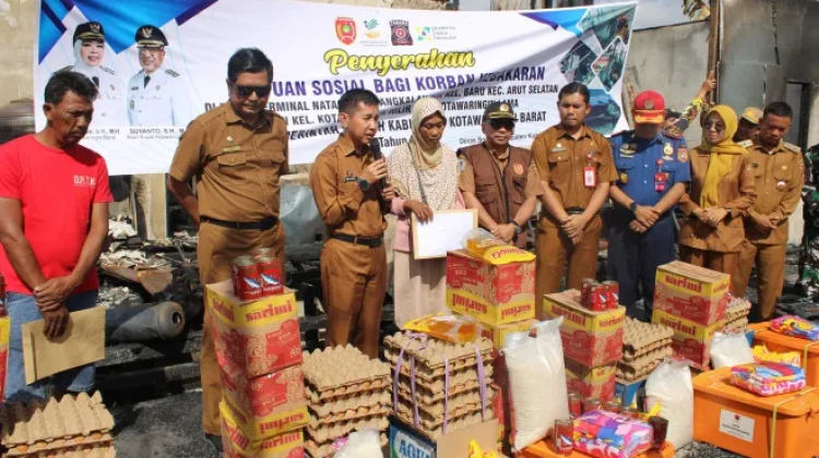 Kebakaran Natai Suka, Sekda Kobar Serahkan Bantuan Logistik dan Dokumen Baru