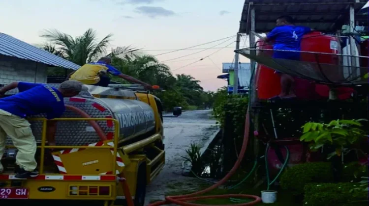Tanggap Kemarau, Dinas PUPR Kobar Salurkan Air Bersih untuk Warga Kelurahan Baru