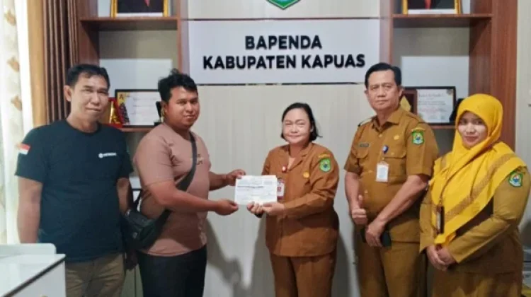Bapenda Kapuas Terima Pembayaran Pajak WP Tambang Pasir CV. Muhammad Husien