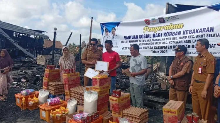 Disdukcapil Kobar Serahkan Dokumen Adminduk Pengganti Korban Kebakaran