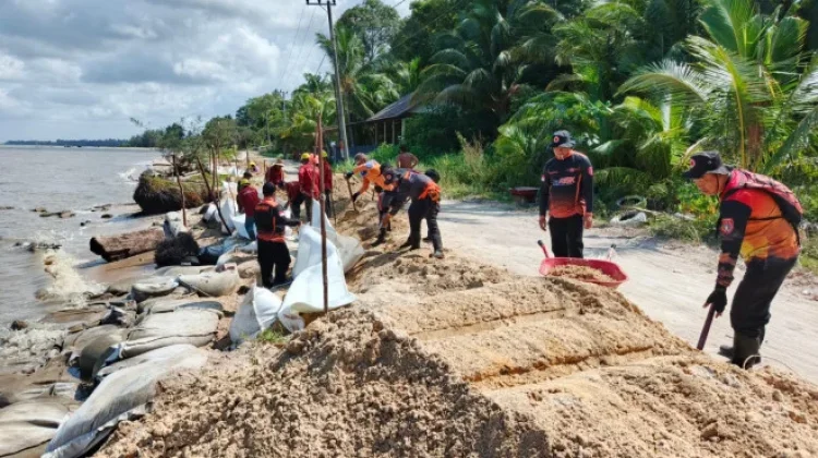 Cegah Abrasi di Desa Keraya, BPBD Kobar Pasang Geobag Penahan Gelombang