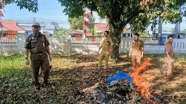 Gerakan ASRI, Disnakertrans Kalteng Rutin Gotong Royong Bersihkan Lingkungan