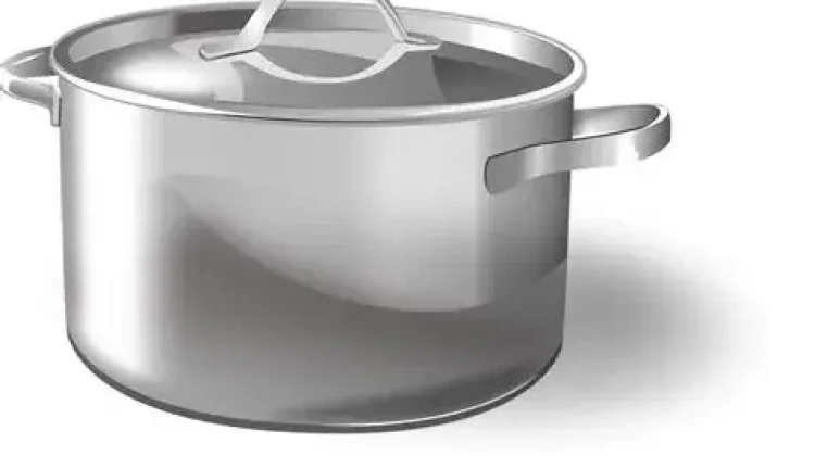 Panci Putih Bersih dengan Bahan Sederhana di Dapur