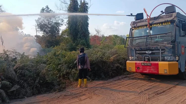 Satgas Aman Nusa II Polresta Palangka Raya Kerahkan AWC Tangani Karhutla Km 13
