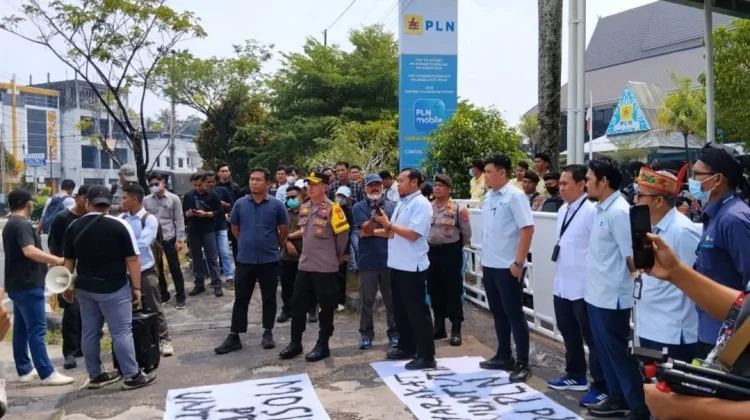 Aliansi GPG Melakukan Aksi Demonstrasi di Depan Kantor PLN Palangka Raya