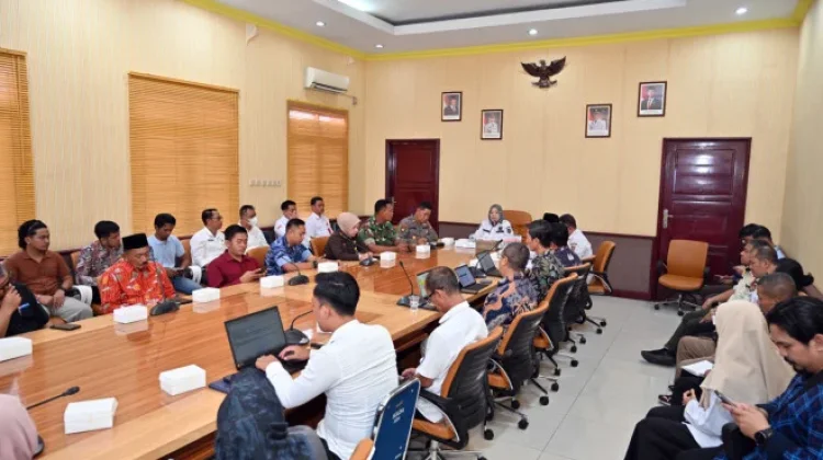 Bupati Kobar Gelar Rakor Usut Antrean Panjang BBM di SPBU