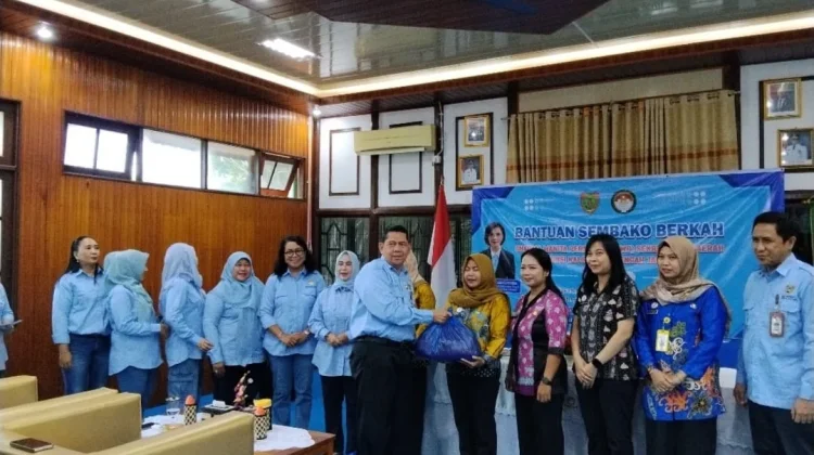 Biro Kesra dan DWP Setda Kalteng Salurkan 600 Paket Bantuan Sembako Berkah