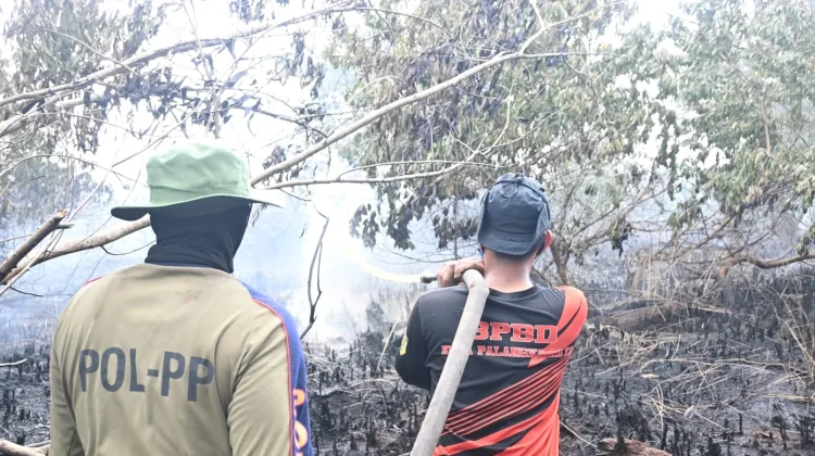 Terbatas Akses, BPBD Palangka Raya Tetap Gencar Lakukan Pemadaman Karhutla