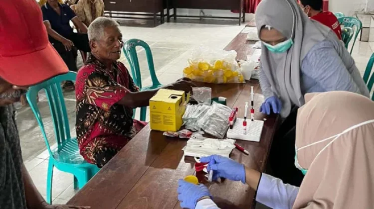 Jemput Bola ke Desa, Labkes Kobar Cek Kesehatan 72 Lansia Prolanis