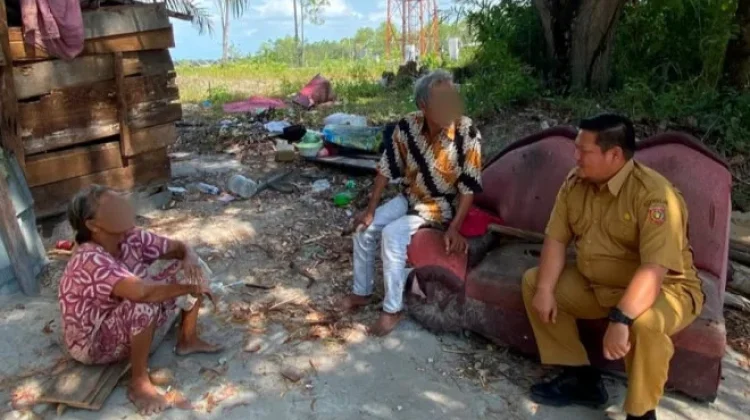 Dinsos Kobar Evakuasi Pasangan Lansia Terlantar di Sungai Kapitan