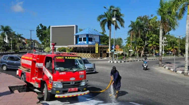 Dua Motor Terjatuh, Damkar Kobar Bersihkan Tumpahan Minyak di Bundaran Pancasila