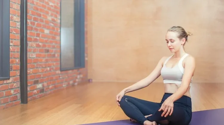 Tren Hot Yoga, Ketahui Manfaat dan Risikonya