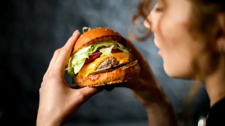 Tanda Emotional Eating, Ketahui Pemicu dan Dampaknya