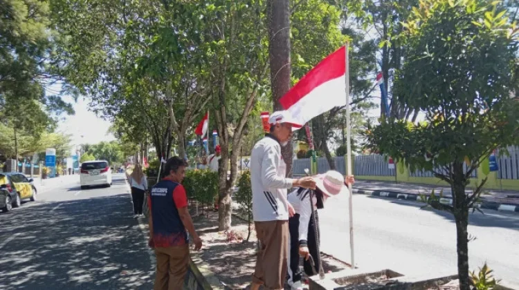 Sambut HUT ke-81 RI, Kesbangpol Kobar Pasang Bendera di Jalan Protokol