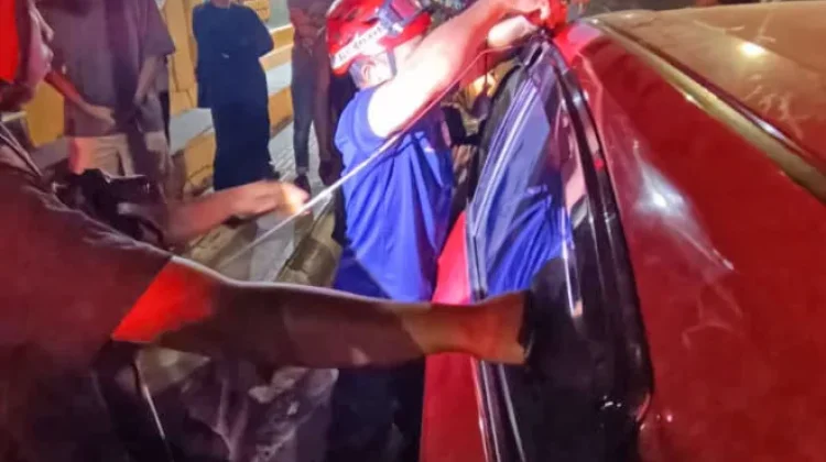 Damkar Kobar Evakuasi Korban Terkunci di dalam Mobil