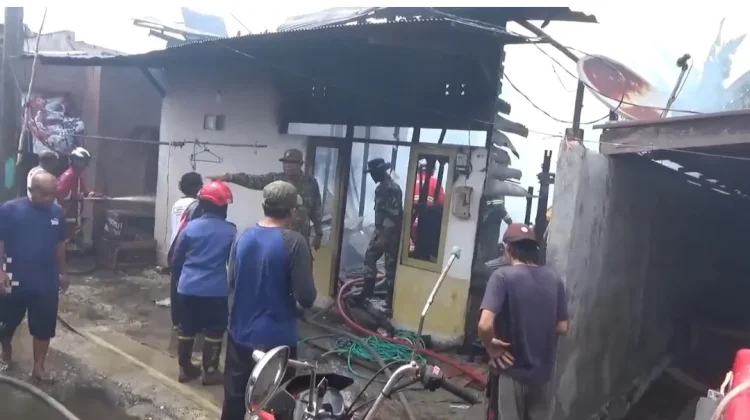 Rumah Warga Terbakar, Siswa SD Panik Lari Keluar Ruangan